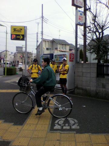げ、聞こえちゃった？
いや、この自転車の人がいるから、口の動きはわかんなかったはず・・・