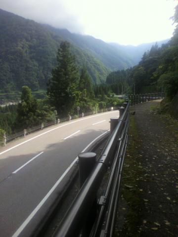 立山駅手前の下り坂で、もぉ足裏が悲鳴を上げてて、つらくてつらくて・・・でぱちり（＾＾）ｖ