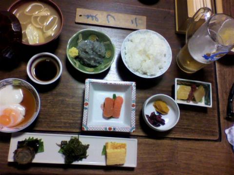 鎌倉名物　生しらす定食♪
ビール左から　ご飯・生しらす・お味噌汁・温泉タマゴ・３点盛り・明太子・辛子明太・お漬物・デザート（芋羊羹みたいなの）
会話もずんずん弾み、美味しかった～