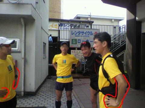 花の３８コンビ（トロちゃん、RORYさん）のお決まりポーズ。湘南さんは、一人で腰のストレッチ中。ハルダルさんは、身の置き場に困ってる・・・。