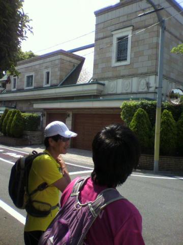 田園調布の豪邸を巡り～♪　息のあったお二人♪