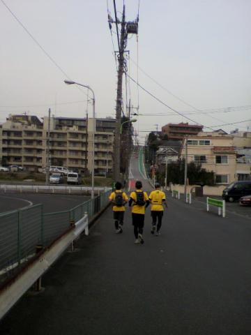 ザッ、ザッ、ザッ・・・俺たち行くぞ～おっかもと～（俺たち行くぞ～おっかもと～）
おっか～もと３、３、３丁目～（おっか～もと３、３、３丁目～）
俺たちMるぞ坂・坂・坂（俺たちMるぞ坂・坂・坂）　ザッ、ザッ、ザッ・・・