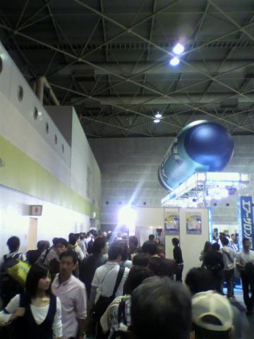 サロンパスブースに並ぶ人々・・・私も・・・（＾＾）