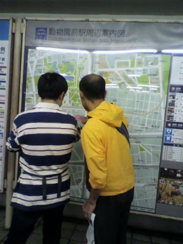 なんだか、このお二人のこの感じ、東京でもいつも見てるような光景・・・。私のために？、いつも御苦労チャン♪　ほんまに感謝してるで～☆