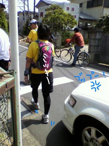 車の行く手を阻むミッキ~ちゃん・・・（汗）