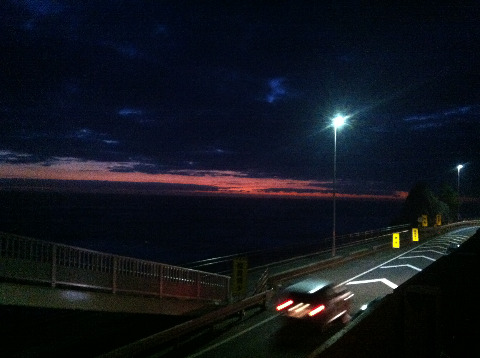 夜明け前、6号国道から　走ってる車両は、原発作業員を乗せている車