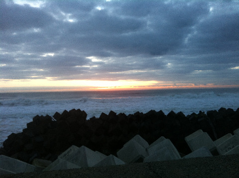 6時半やっと日の出、水平線に雲がかかり海からの日の出拝めず