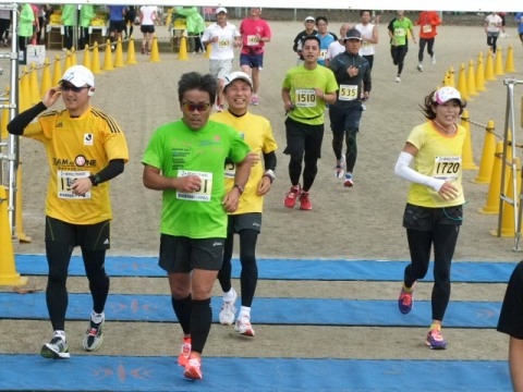 折角ジーナさんと手をつなぎ笑顔でゴールしたのに・・・その写真は前のランナーに隠れてしまった。トホホ