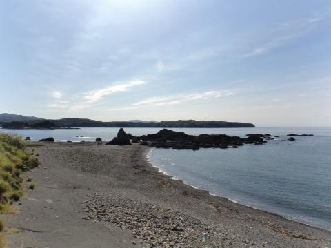 「砥崎」とずっと奥の薄い山がたぶん足摺岬に向かう尾根（椿の道）