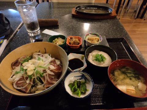 夕食「かつおのタタキとろろかけ丼」