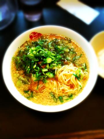 やっぱりね、たまには食べないと、ラーメン。日本橋「京都　桝谷ラーメン」
今日は珍しく麺は柔らかめ（いつもは普通）、辛いの少なめ、油普通（どちらも、いつもは多目）を選択。おかげさまで食後の胃もたれは若干緩和された。