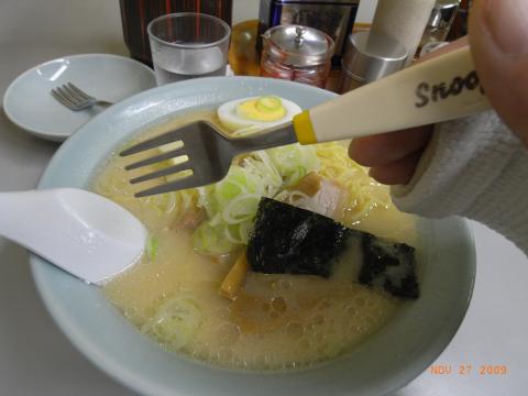 東京は京橋にある「元祖札幌や」の味噌ラーメンを５年ぶりに食べました。右手にギプスですので、スヌーピーのフォークでいただきましたが、やっぱり味わう余裕無く、口に運ぶので大変でした。