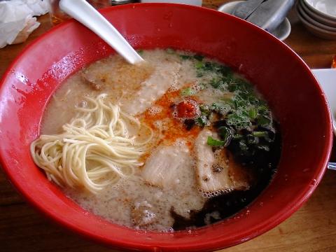 久しぶりにラーメンです。王道の「一風堂」、麺の固さは「普通」、替え玉は究極の「粉落とし」（バリカタの上）。チャーハンも餃子もつけて、替え玉からはニンニク入れて味を変え、高菜、紅しょうがを次々入れて、これでもかと楽しむ。