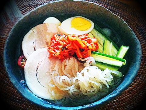 久しぶりに冷麺を食した。どんぐりが入っている麺はモチモチと歯ごたえがあっておいしい。血糖値も上がりにくそう。低ＧＩ値（たぶん）