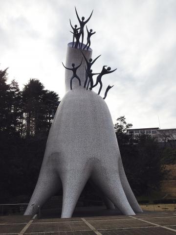 岡本太郎美術館。休館日だったので外のモニュメントのみ。やっぱり圧倒されるなあ。