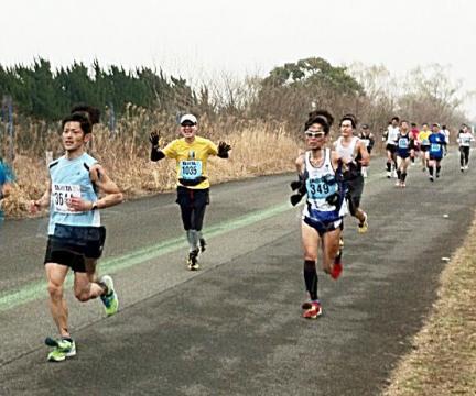 41キロ付近で女房が撮ってくれた。格好や動作、顔がおちゃらけていて（ほんとは泣いてるんだけど）周回遅れのように見えなくもない。思ったより寒かったのでタイツの足首には保温用のスパッツまでつけている。次回フルはTravel-DBランシャツでしゃきっと。