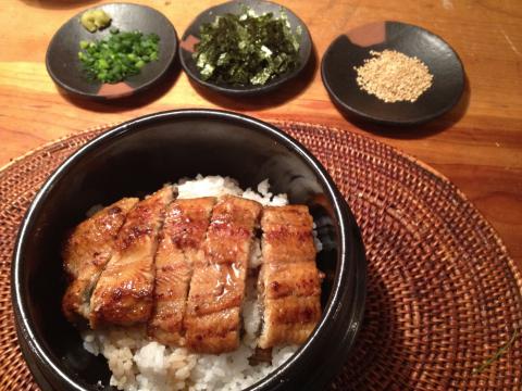 夕飯は鰻。最後はお茶漬けに。