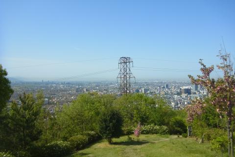 大阪を眼下に望む。地平線と青空の境には黄砂が。