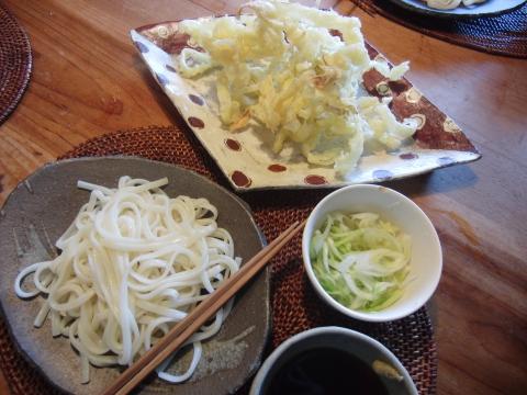 「お昼は何を食べたい？」と聞かれ、さすがにこう暑いとラーメンとかどんぶりとかは出てこない。「冷たいうどん」となる。ゴボウの天ぷらを添えて。