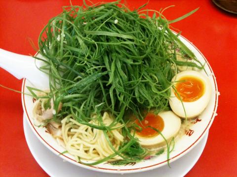 京都ラーメンチェーン「魁力屋」。速い時間だったので限定九条ネギ入りをゲット。
これを食してから、燃焼のためにrun。