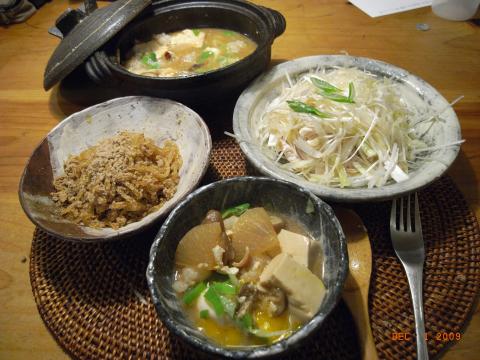 ランニング後の夕飯、鶏肉ゆでと長ネギのごま油あえ、糸こんにゃくと真鱈の卵のあえと豆腐とモツの鍋。