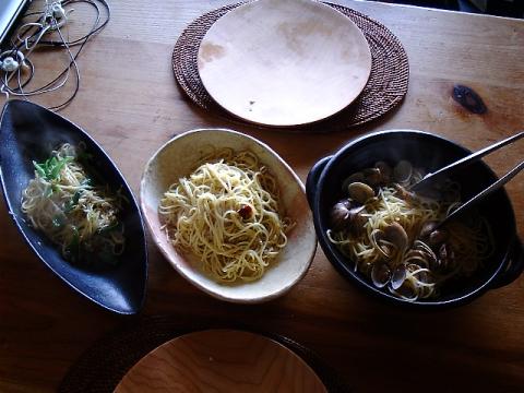 パスタ3種盛り。左から「ピーマンとちりめんじゃこ」、「ニンニク、赤唐辛子、バジル、チーズ」、「あさり」。あっという間に300グラムは食べたか？まだ食べたいぞ！食べなきゃ食べないで平気なんだけど、一回食べちゃうと「スイッチ」が入っちゃうのが炭水化物の怖いところだ。このあとデザートに「まるごとバナナ」で締めて何とか食欲が収まった。
東京マラソンに向けて「減量だけ」は成功した。今も体重は62キロ半ばから63キロ半ばを維持できている。いまだに平日は炭水化物は一切食べておらず、また食事の量も少ない。土日の昼のみ好きなものを許している。
平日は何やら「修行僧」のような食生活だ。その上、これだけ走ってようやく「現状維持」なのだから自分の「省エネ体質」には恐れ入る。「食糧危機」でも最後まで生き延びるだろう、本当にありがたいことだ。
まだ、おまんまが不自由なく食べられる今は、お気に入りの30インチのリーバイスを履き続けるために頑張ろう。