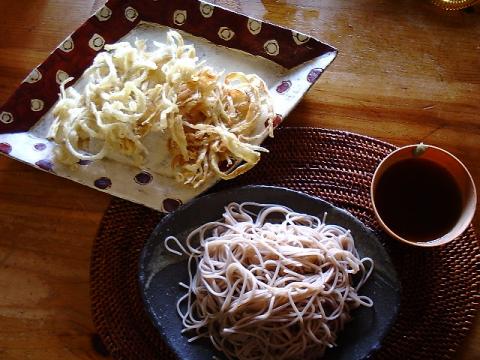 大学、高校に新入学の娘二人は暇なようで、最近食事が一緒なことが多く親父としては嬉しいな。今日の昼はごぼうの天ぷらと蕎麦。いっぱい食べました。日本酒もちょっと飲んじゃった。お昼寝後ＬＳＤへ。
