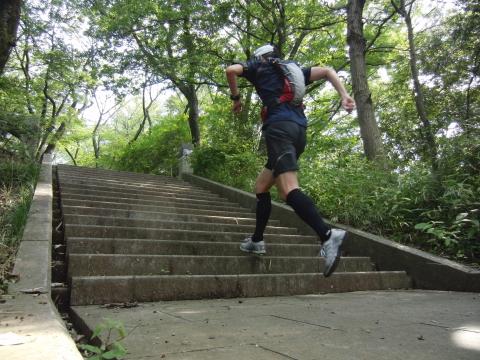 階段はいつもモチベーションが下がるが、今日は撮影されている？（自分で）ので張り切って登る。