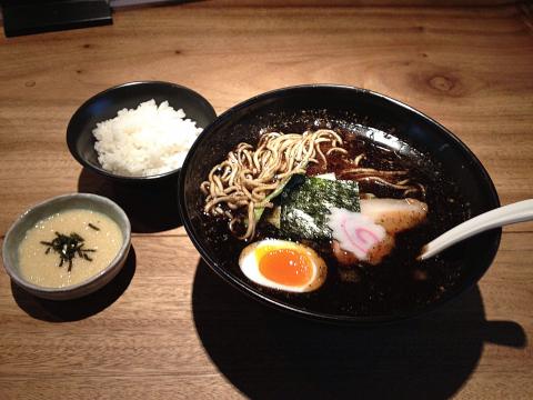 昨日に続きらーめん。他の食べ物は見ただけで吐き気がするのに、なぜかしら、ラーメンは食べられる。長年のダイエットで我慢した反動かなあ。ラードで味噌を焦がしてあり、いつまでも冷めないラーメンでした。札幌のラーメンを思い出した。