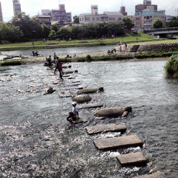 出町柳に戻ってきたらからからのピーカン！
梅雨明けしたに違いない。
今日から祇園祭。