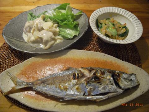 メインは鯵の塩焼き（炭水化物ゼロ）、副菜は鶏肉のクリーム煮（生クリームは高カロリーだが、炭水化物は微量。）とキクラゲときゅうりの中華風。