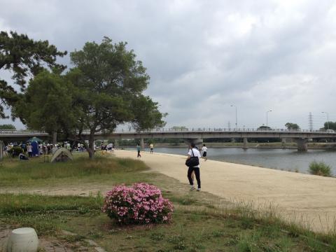 横浜月例より川幅も河川敷も広く、それでいて参加人数は少なく、300人くらいか？野球やサッカーの練習場もあった。舗装はされていない土の道。