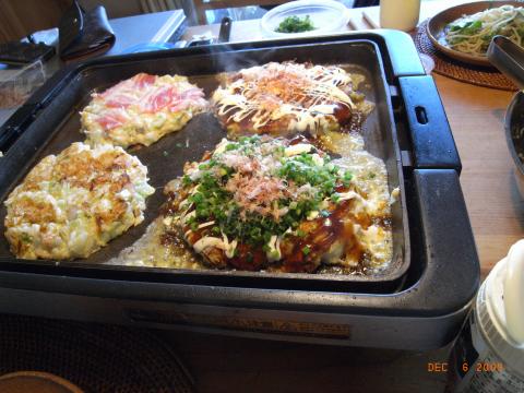 本日の昼食。広島風お好み焼き。生地は山芋、キャベツ中心の粉っぽくないもの。おいしかった。