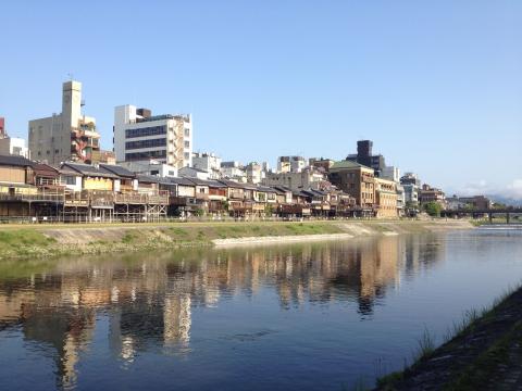 5月から納涼床と言われる、いわゆるテラスで食事が楽しめます。今日のお昼はこの辺で食事の予定。