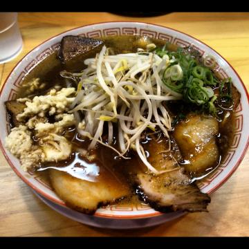 京都北山、元町ラーメン。パンチのある濃い口醤油味に生にんにくを乗せて。少しずつ生にんにくを混ぜ、最後は辛みそを加えさらに味を変化させて楽しみました。これを食べたらやっぱり２０キロは走らないと。暑いなんて言ってられない。と思って走りに出たのですが。