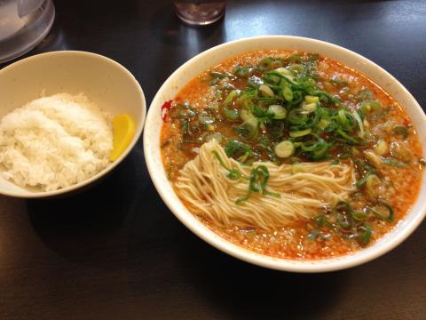 昼は久しぶりの「ますたにラーメン」、食べなれないせいか、すぐにお腹一杯で、全部食べるのに苦労した。