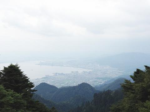比叡山から琵琶湖を望む。梅雨だから曇天なのは仕方ないけど、いい眺めだ。