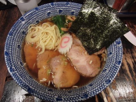 先週に続き「くじら軒」。今日は濃い口しょうゆ味のチャーシュー麺。あっさりおいしいです。これを食らったら20キロはノルマ。