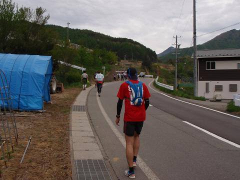 65キロ地点。坂が急でだれも走る人はいない。