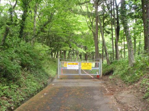 羽根林道入口。渋沢からここにたどり着くのにけっこうわかりにくかった。