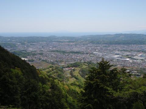 秦野市街と相模湾を望む。