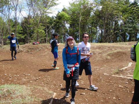 やっと山頂到着のバテバテN嬢。お疲れさま。