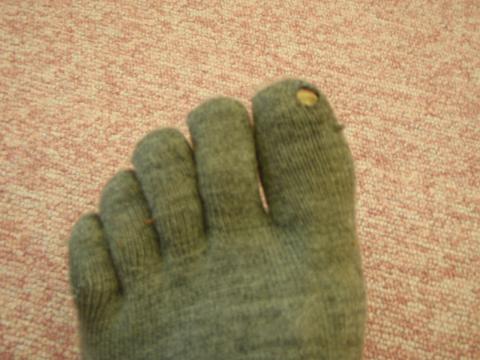 戦い終わって。ウール5本指ソックスの親指に穴。
