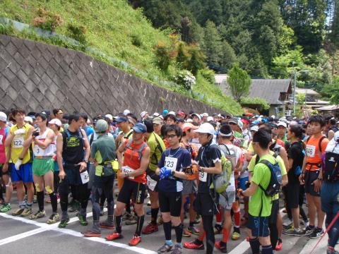 今からスタート。最前列はどのレースでもやる気満々?