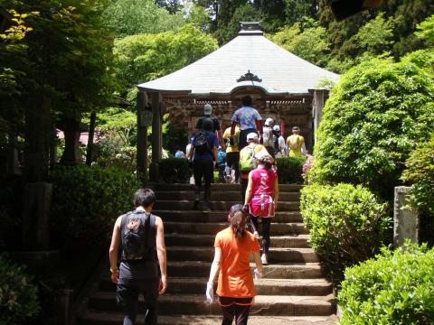 4キロの林道が終わると寺院。ここからトレイルが始まる。