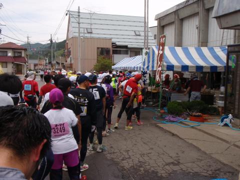 50キロ小海町のエイドステーションで蕎麦のための行列。5分ほど待ったが、その価値のあるうまさ!