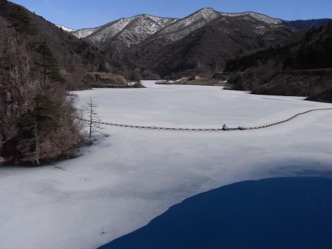 ほぼ全面凍結の奥四万湖。コバルトブルーの湖水がきれい！！