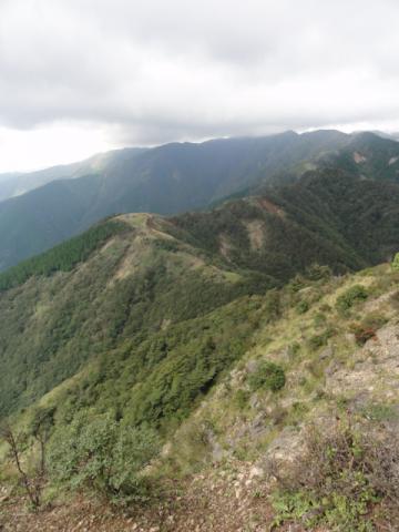 三ノ塔から縦走路を望む。
塔の岳山頂付近に雨雲がかかっているが・・・・。