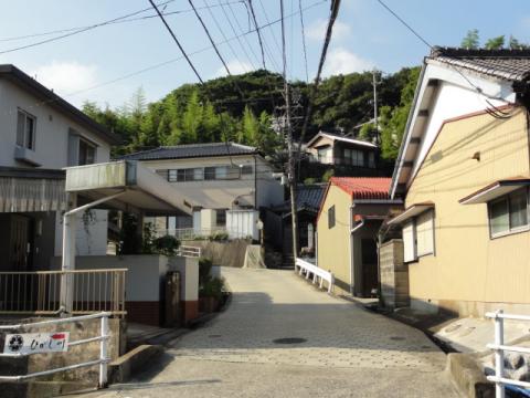 43．四日市を出発して・・・・本日最初の難所
杖衝坂入口
急坂もさることながら、ここまでの道がわからず苦労したという意味でも難所でありました。
近所の交番に行くも、警官はパトロール中で不在。
勝手に交番の地図帳を見ていたところに地元のおじさんが来て、道を教えてもらった。
ありがとう！！