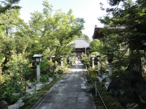 宿の名前の由来になった石薬師寺